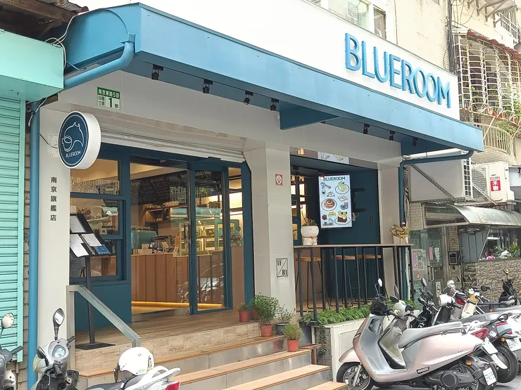 藍白相間的店外觀