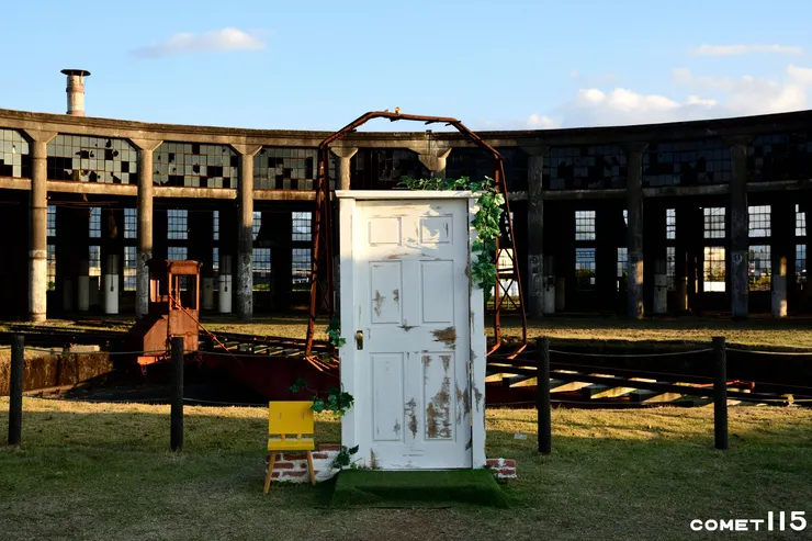 《鈴芽之旅》的門被一比一還原在車庫前
