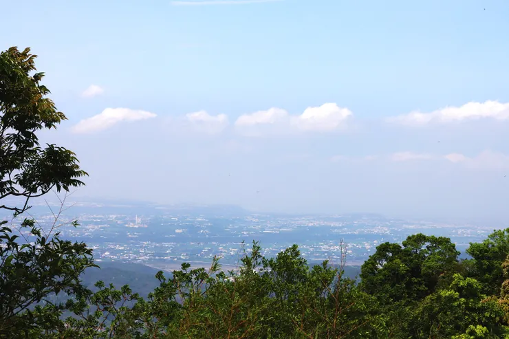 ▲山頂展望良好，往東可以眺望馬拉邦山、大克山連稜，往西可以俯視苗栗公館後龍地區及台灣海峽。