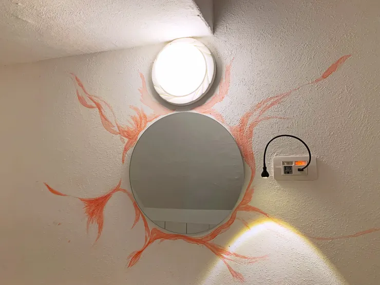 工作室的廁所使用自然礦物漆，全都是自己上漆工作，讓廁所能呈現想要的質感，也讓來僻靜的人有安心的感覺