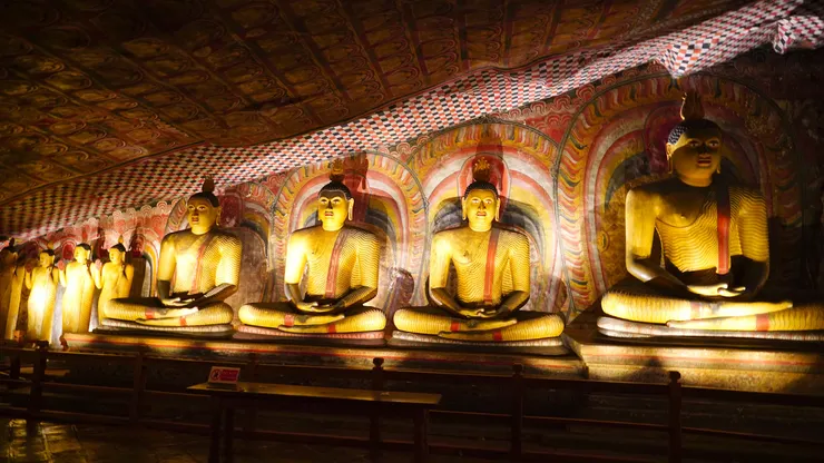 三號洞穴的佛像金碧輝煌