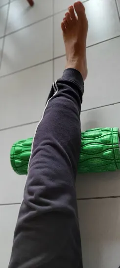 用滾輪按摩小腿肚