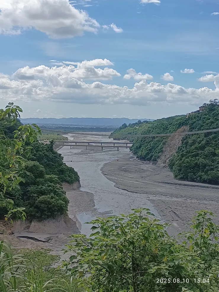 山川琉璃吊橋，遠處即隘寮溪的沙洲