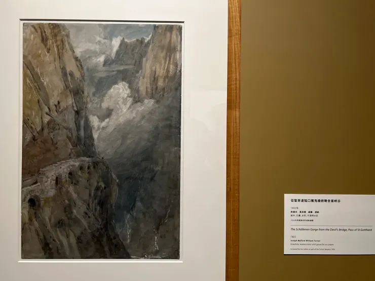 大部分的地點都已有的地點都已有完整的建設，畫中的驚悚感已不復見