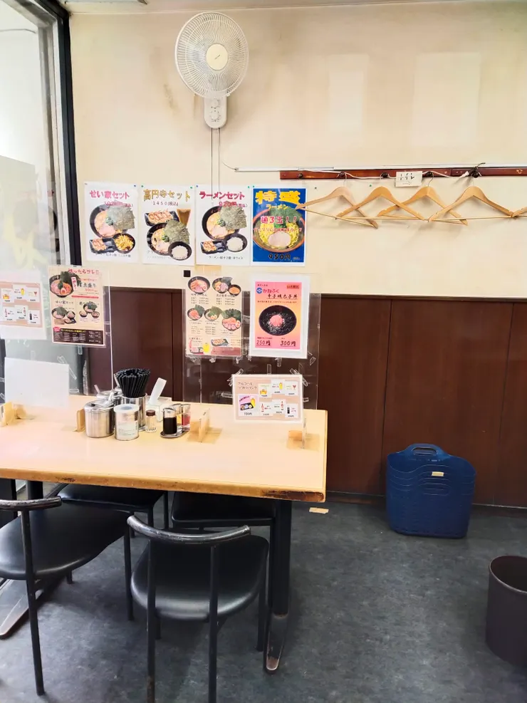 座位區-當時都還設有隔板