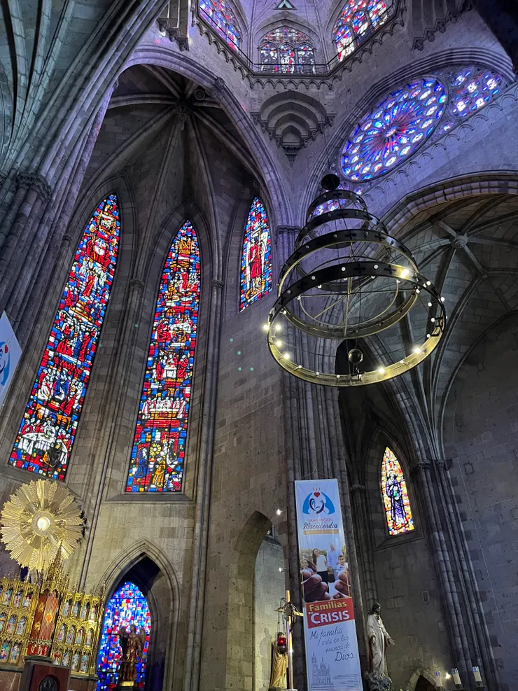 教堂的尖頂與彩色玻璃