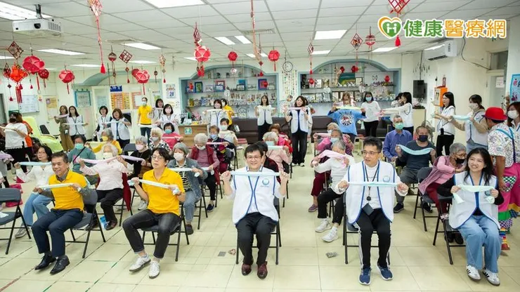 新北市萬里瑪鋉公共托老中心長輩在專業老師的引導下開心學習毛巾操，藉由伸展與運動增進長輩們的活力。
