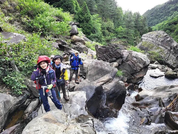 ▲5:25由28K營地出發，先要過溪（因連續幾日都有午後雷陣雨，水位稍高，要小心過溪）