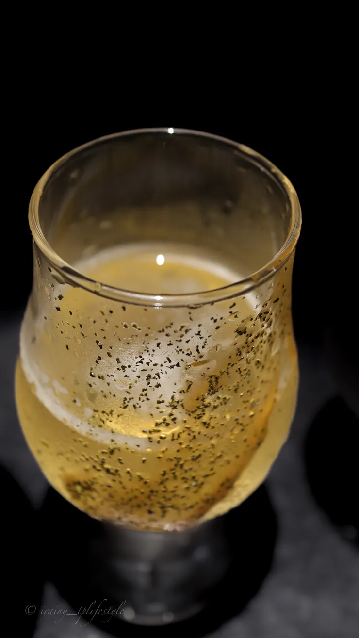 杯壁塗玉米糖漿以及乾燥並磨碎的四季春茶葉 做出風流動的意象