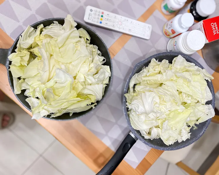 高麗菜一顆55元，買回來洗完，直接裝滿兩大鍋，冷凍起來吃10幾天，絕對沒問題。