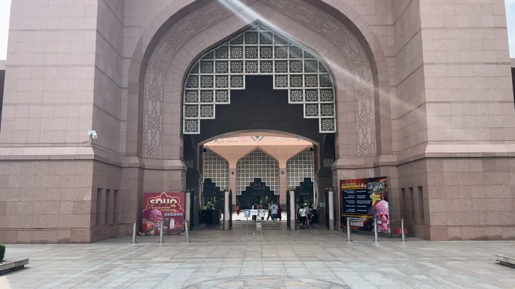 觀光客要先到右邊掃QR code登記