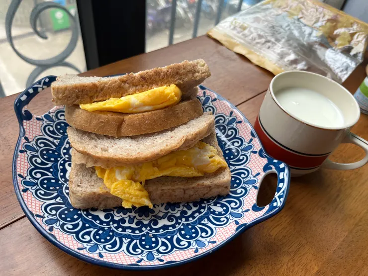那兩天在她家做的早飯,看著盤子就眼濕了,驚覺很久沒這樣為自己做頓簡單卻安靜、好看的早餐了。