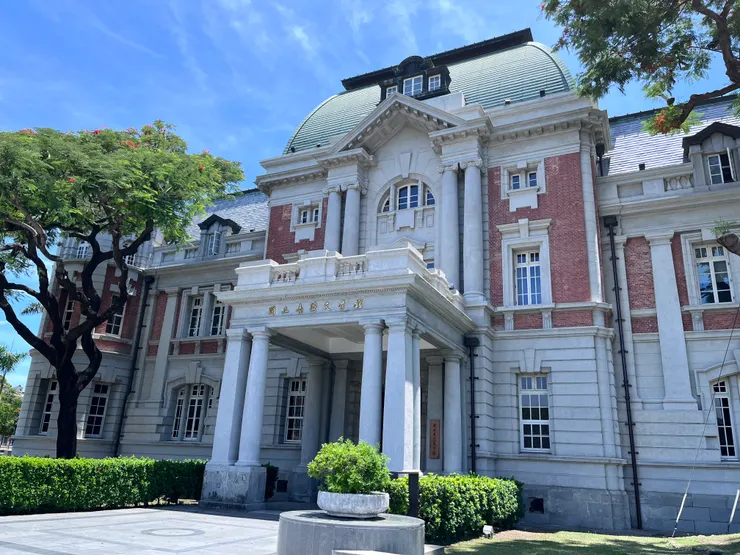 臺文館,臺南的艷陽真的會讓人熱歪。