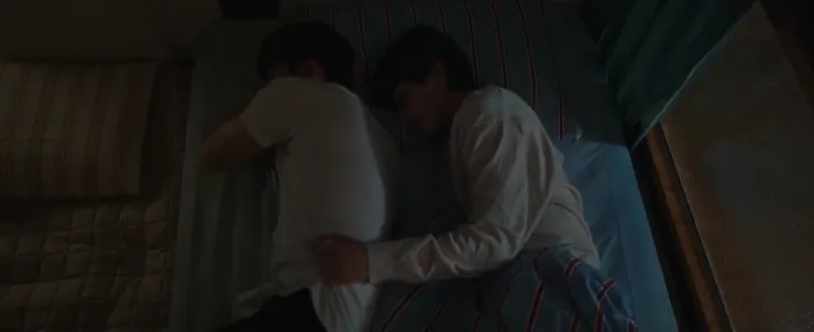 抓浩泰衣服的東熙