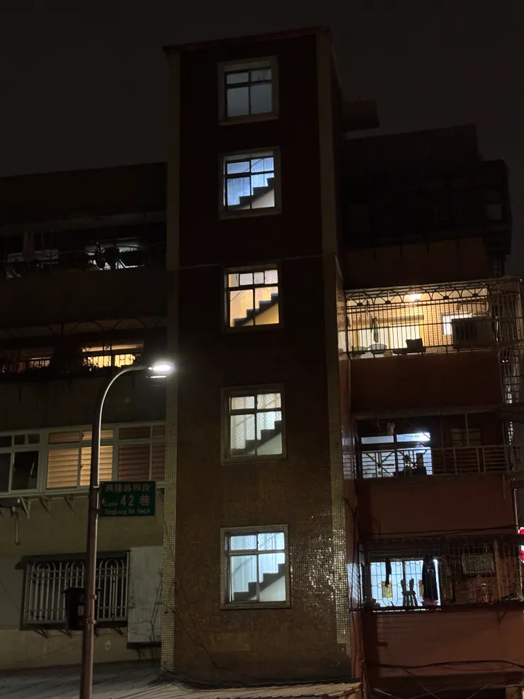 夜晚的樓梯，在燈光與黑暗中展現幾何的詩意，見證了許多故事。