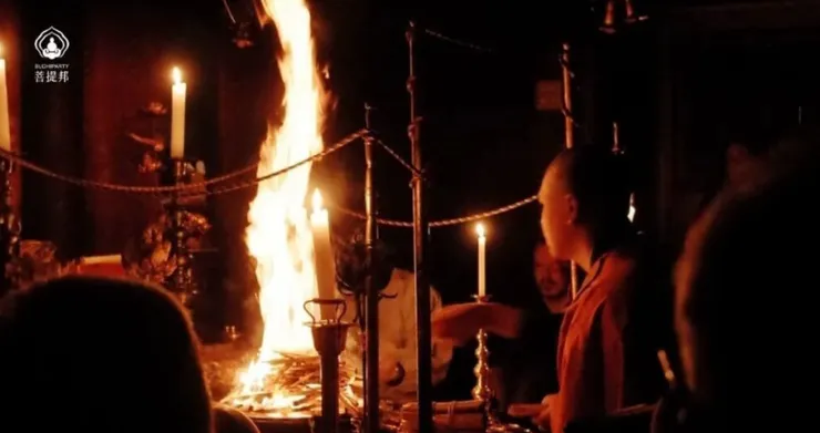 高野山寺院內進行護摩祈福儀式，火焰升起照亮黑暗空間