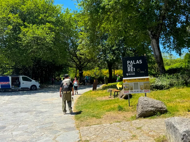 終於看到Palas de rei的扛棒，離民宿不遠了！！開心