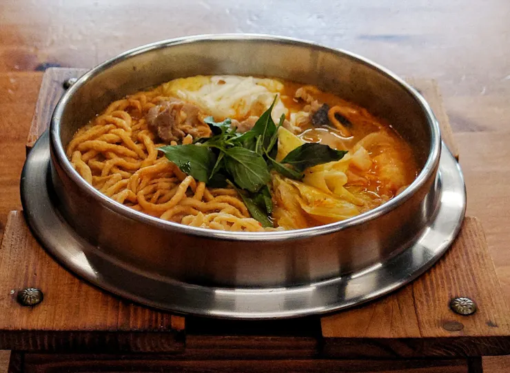 就是要用這種鍋、要用意麵,才叫鍋燒麵