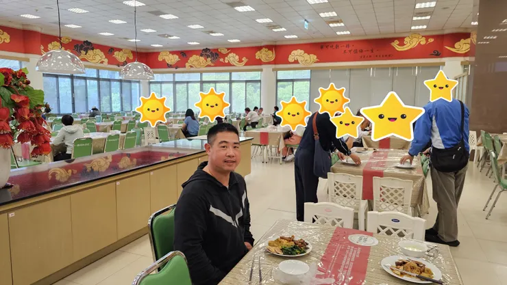 餐廳座位自己找!