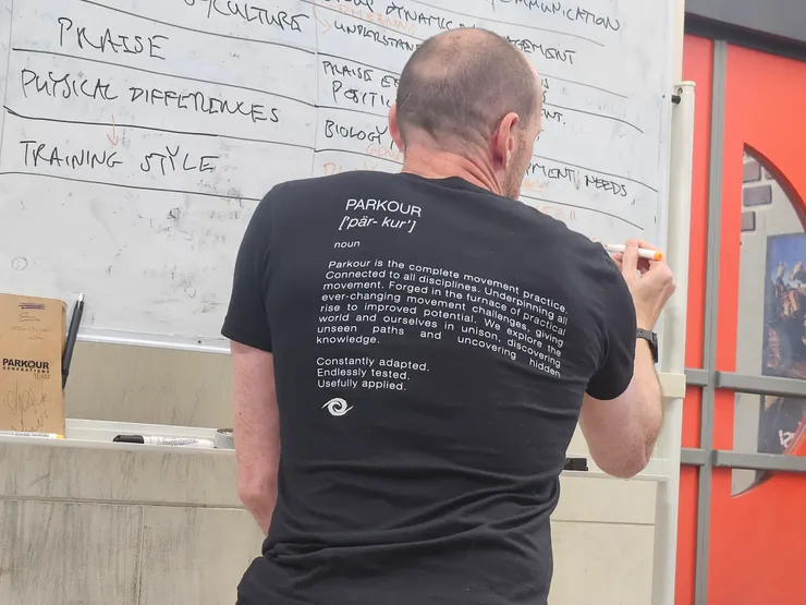 Dan Edwardes 撰寫版書時的照片，背後關於跑酷的描述很有意思