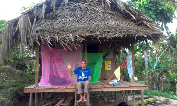 威廉和他的小屋，兩頂蚊帳就是前夜席內和我睡覺之處