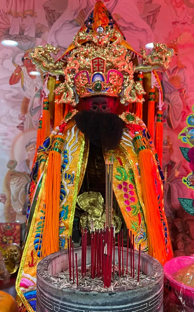 穿好新衣的武財神。 看著祂，我突然安心了。