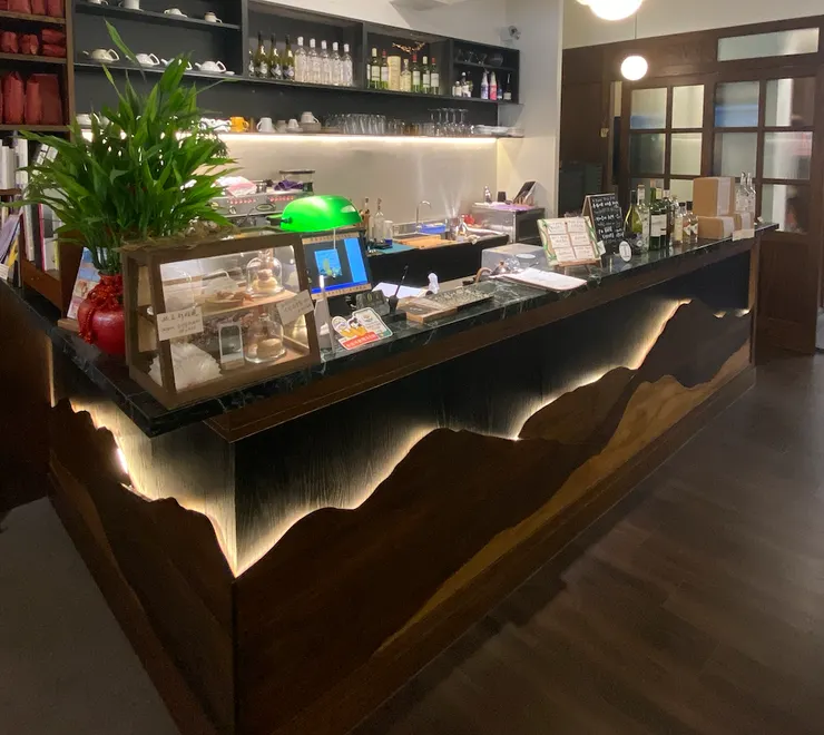 在奎府聚可見以臺北盆地山脈為造形的吧臺