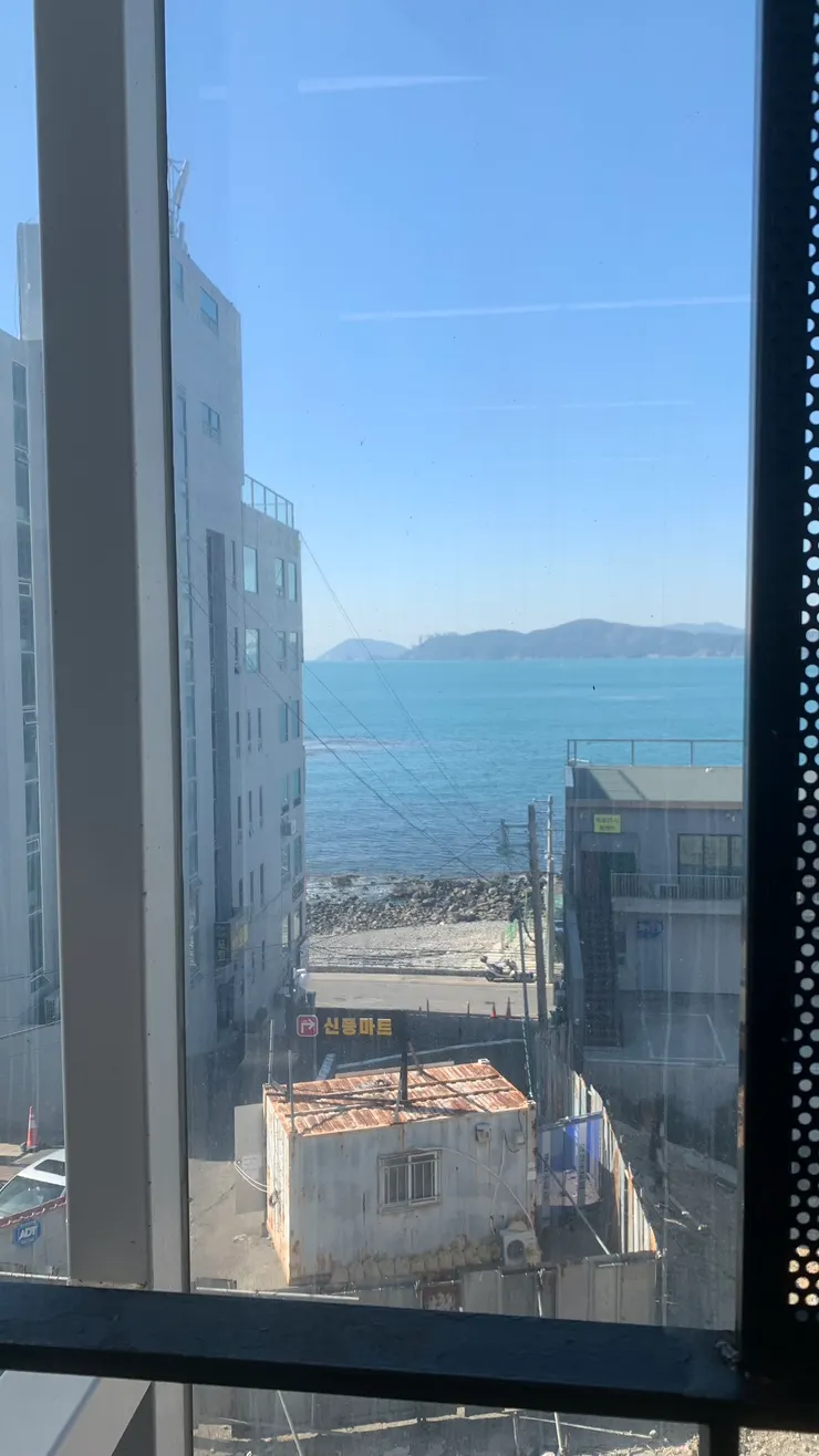 這片夾縫中的海就已經讓人覺得夠美了。