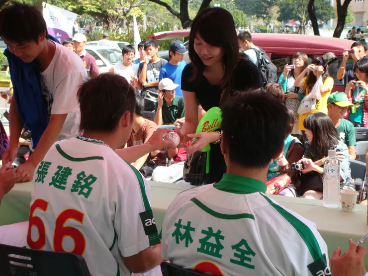 圖中的是我本人，當時的興農迷妹無誤