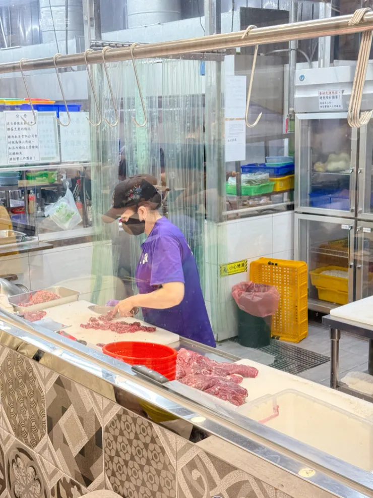 直接看的到處理中的肉｜文章牛肉湯安平總店