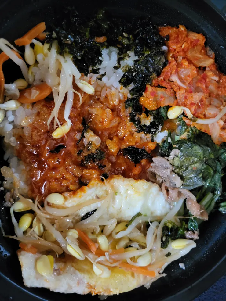 下面的荷包蛋直接打開會發現韓式辣醬就放在下面 拌在一起吃很下飯喔～