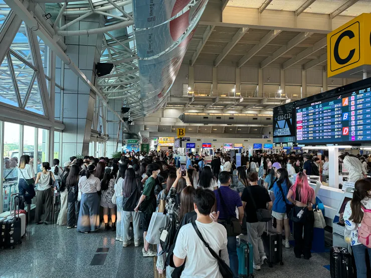 一早來機場想說怎麼這麼多人 原來是韓星要回國