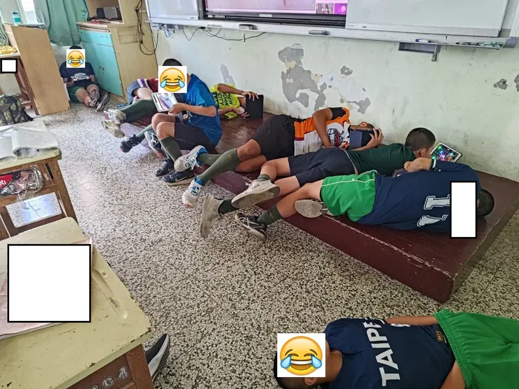 上課時間躺一排