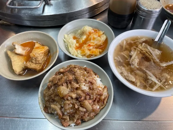 滷肉飯及各式配菜（圖片截圖於網路）