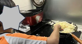 兒子學炒菜