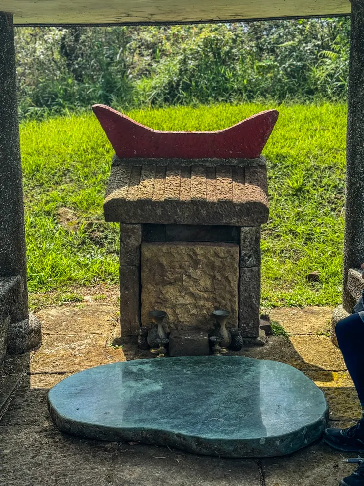 不知為何有石頭封住門口？？