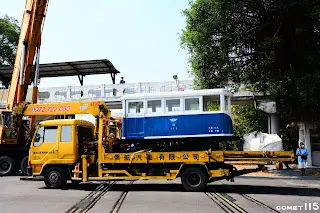小巧的巡道車剛好可以用一輛拖吊車運送