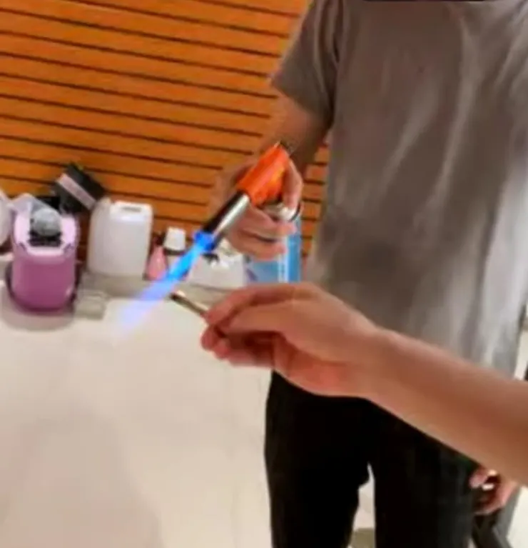 朋友家僅有的點煙工具：殺雞用牛刀