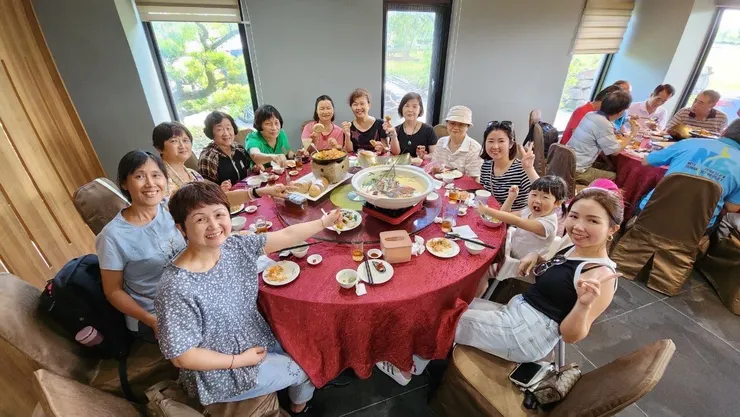 同學太太及兒女孫女合照