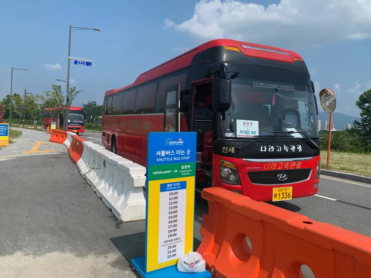 樂高樂園接駁車站牌，就在樂高樂園門口右手邊，80公尺處。