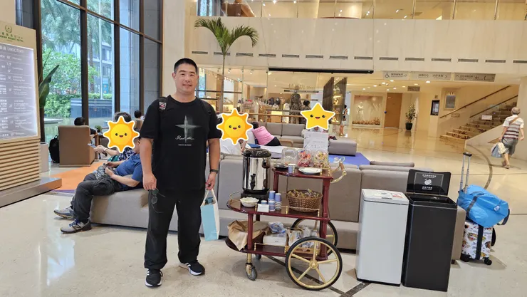 這是礁溪長榮鳳凰酒店大廳的迎賓飲料和迎賓點心手推車!