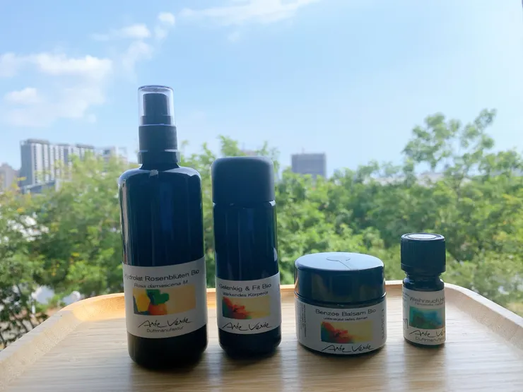 芳療師媽媽家陽台，肉眼觀測遠方高樓或壽山清晰度即可初判高雄空氣品質，所以家中必備空汙三寶！