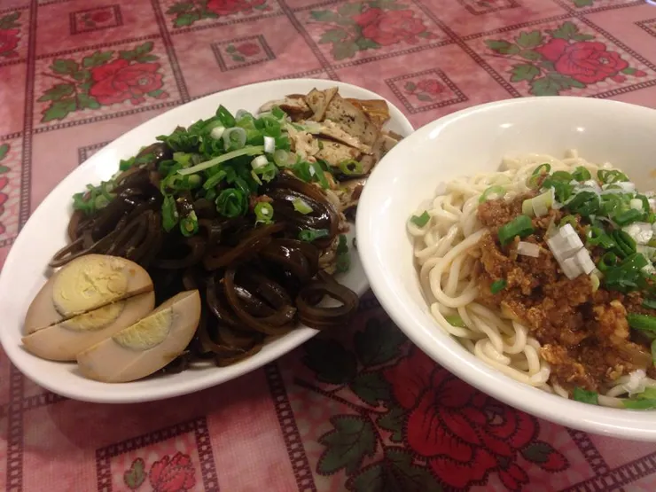 ▲ 出自《陸光小吃館》的滷味小菜+哨子麵