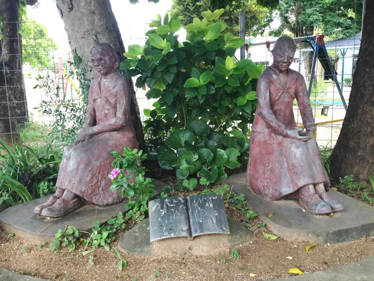 姬百合學徒隊是由沖繩縣立第一高等女學校及沖繩縣女子師範學校的女學生組成的軍醫看護隊,然而就在即將戰敗的6月18日遭到解散。一周內,許多女學生突然死亡,其中有14名女學生死於強迫自殺。圖為在那霸市大道小學校園設立的姬百合學徒隊紀念碑。(圖源/維基百科)