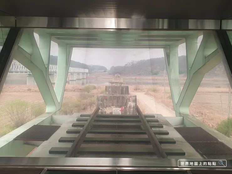 隔著玻璃窗,可看見斷橋橋墩