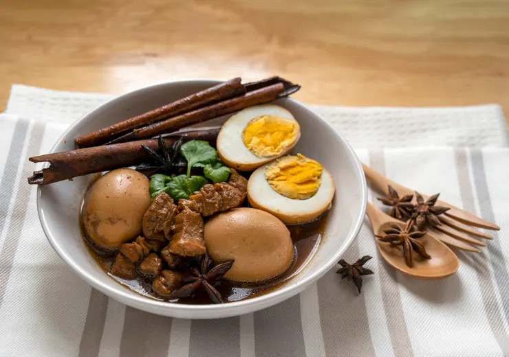 把剩下的茶葉蛋跟滷肉一起加熱，可以配飯也可以澆在勁道的手工麵條上。圖/123RF圖庫