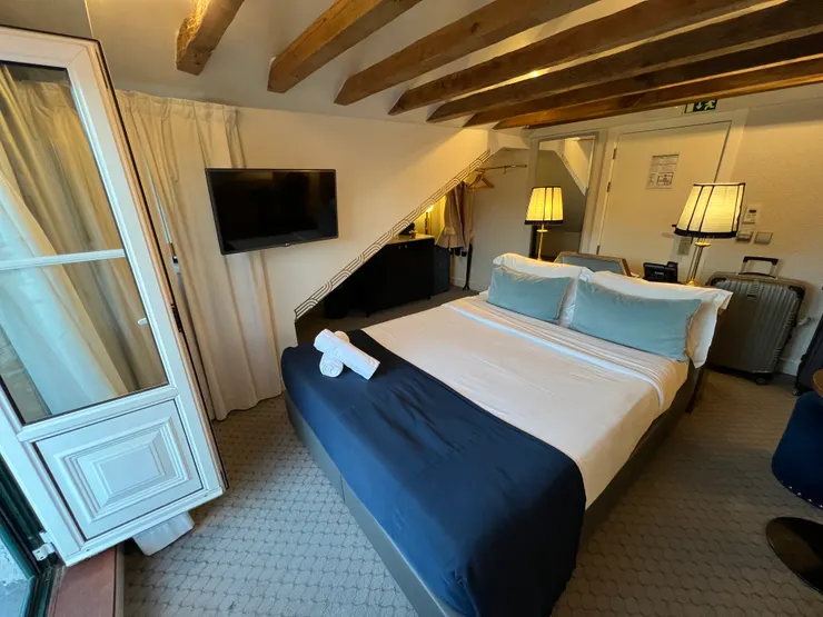 飯店位於閣樓，空間較狹窄，我們過了一兩天才適應。