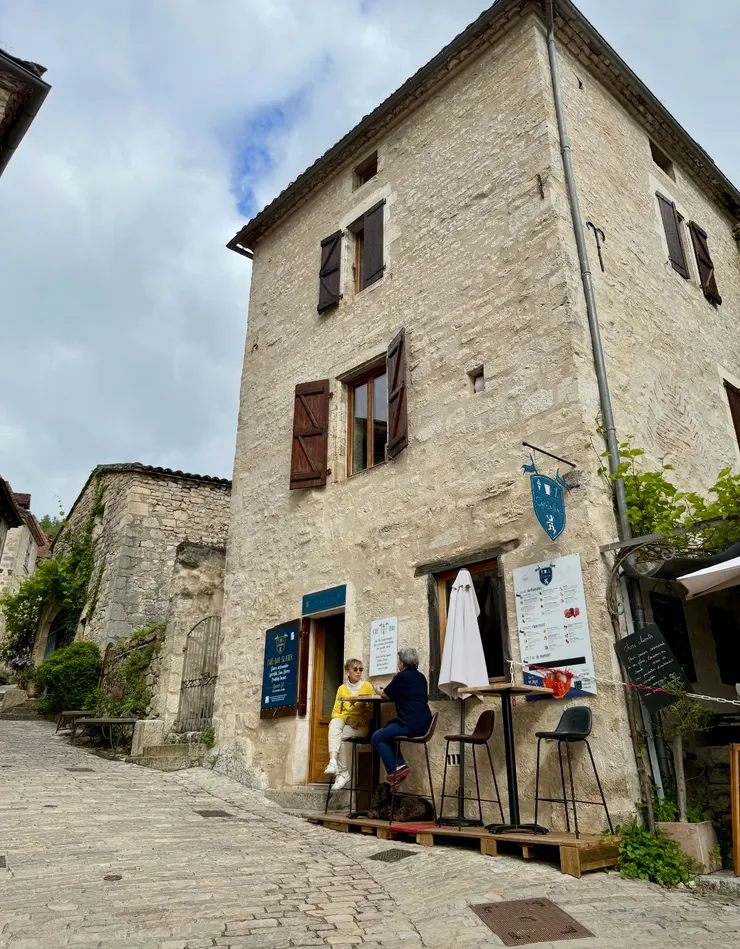 到處都是餐廳，可以這樣坐下來也很不錯