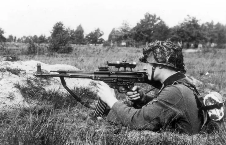 德軍士兵使用裝有ZF-4瞄準鏡的StG44（當時被稱為MP43），攝於1943年