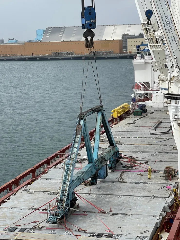 【海吊船再開回專用卸煤碼頭吊運卸煤機下半部大車支架,海側腳95公噸、陸側腳42公噸,相較上半部簡單多了。主辦同仁至逸攝。】